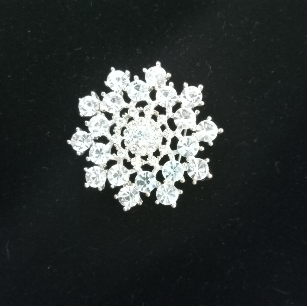 Decorative starburst or snowflake crystal brooch or pin - Picture 2 of 6